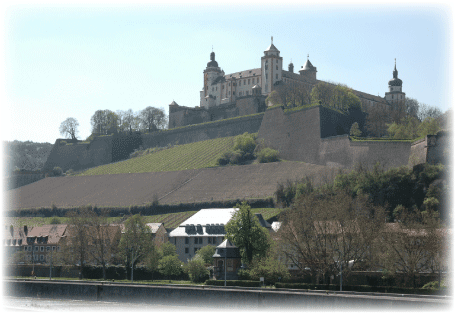 ヴュルツブルク　マリーエンベルク要塞とマイン河　４月下旬の景色